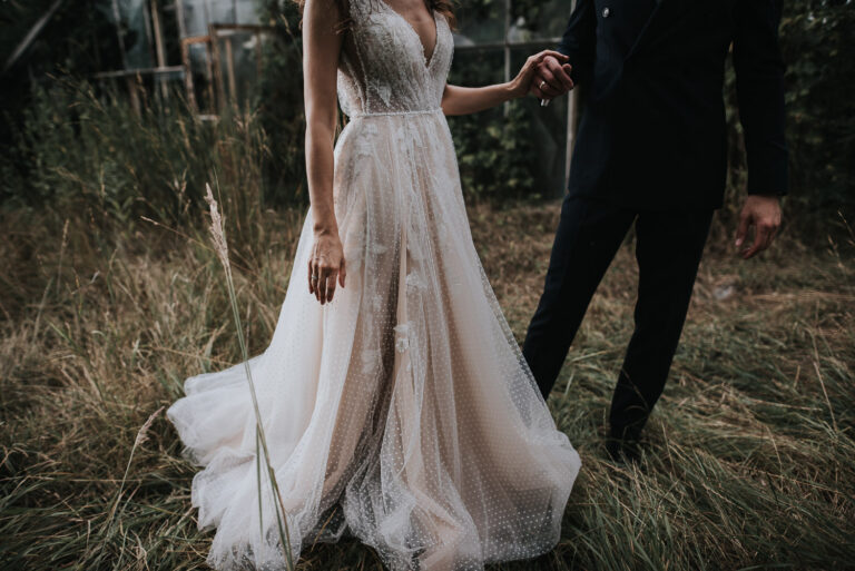 W opuszczonej szklarni | plener ślubny Karoliny i Grzegorza we Wrocławiu