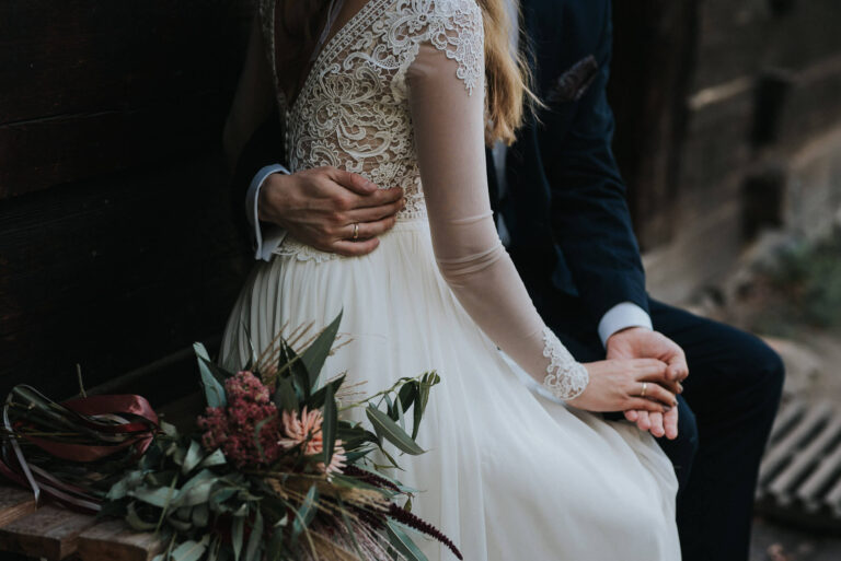 Zbliżenie na przytuloną parę młodą podczas sesji zdjęciowej w skansenie