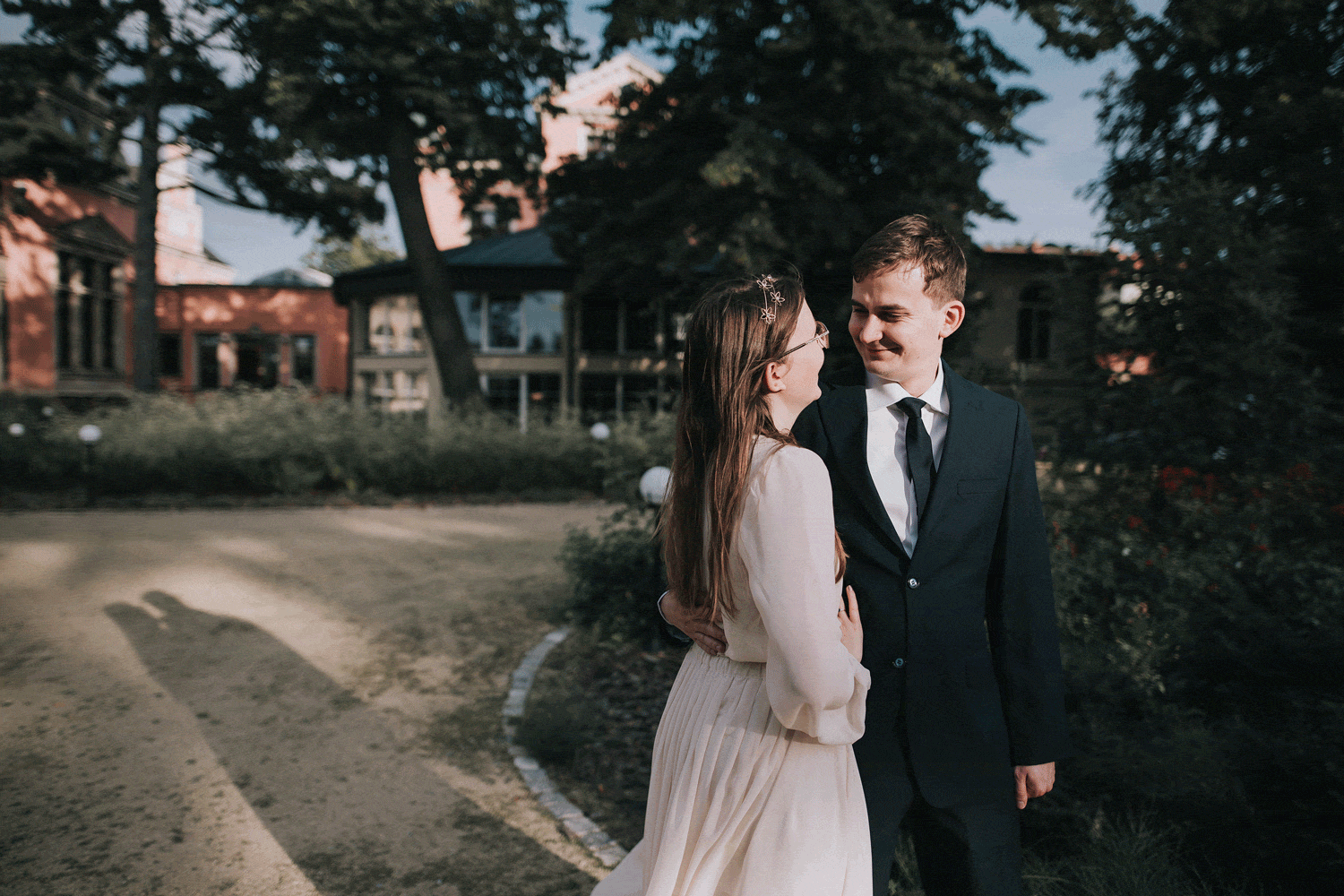 Ruchomy kadr przedstawiający parę młodą w ogrodzie pałacu w Bielawie