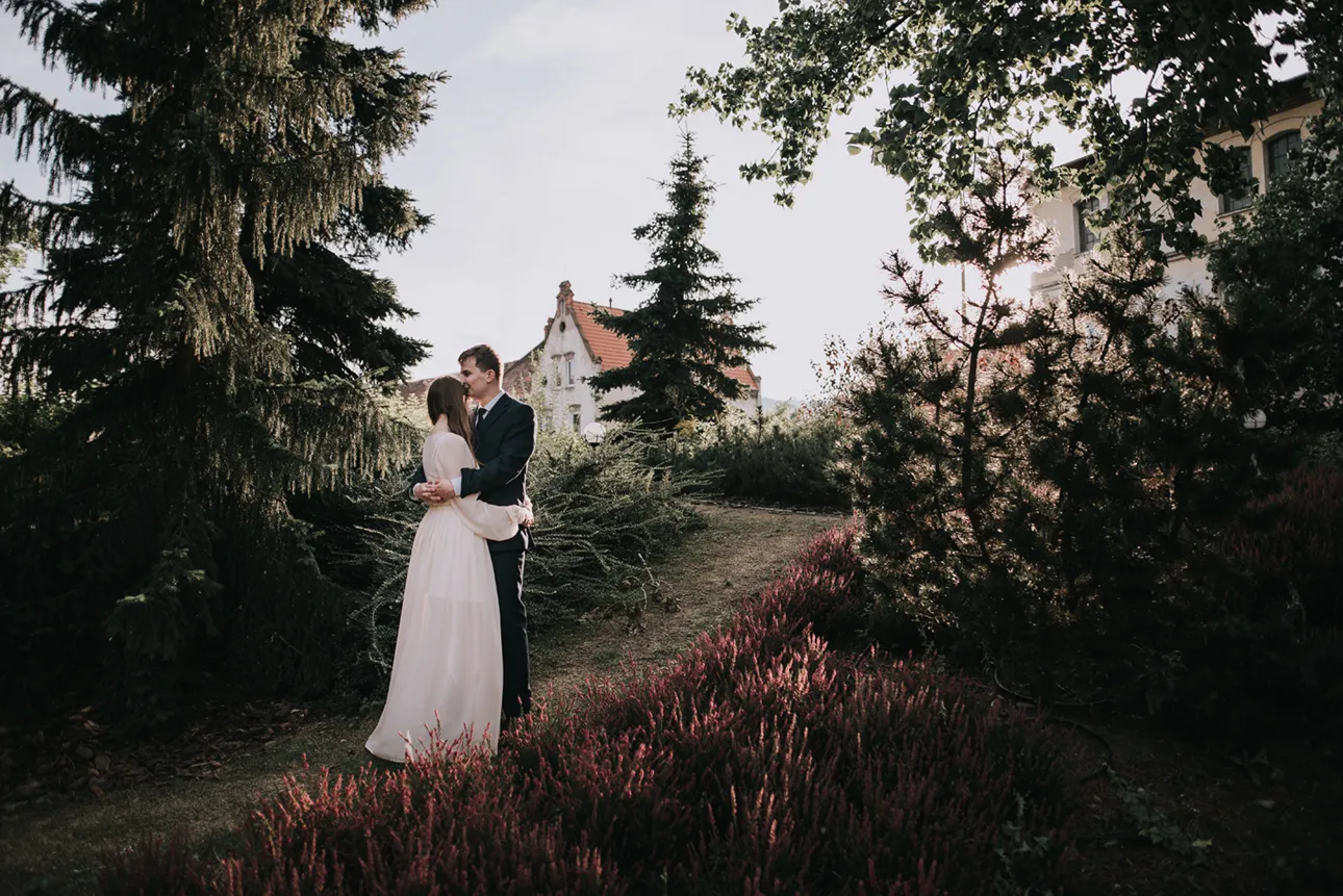 Para młoda w ogrodzie pełnym wrzosów w pałacu w Bielawie
