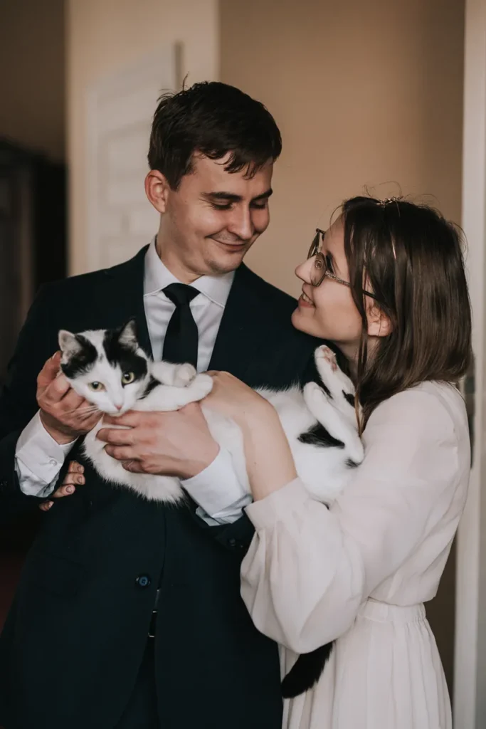 Para młoda pozuje z kotem podczas sesji zdjęciowej