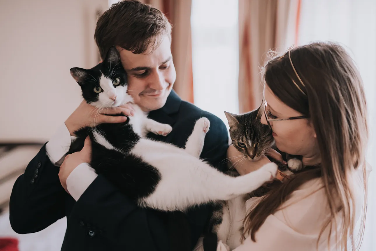 Para młoda pozuje ze swoim kotem podczas sesji zdjęciowej wykonanej w Pałacu Bielawa