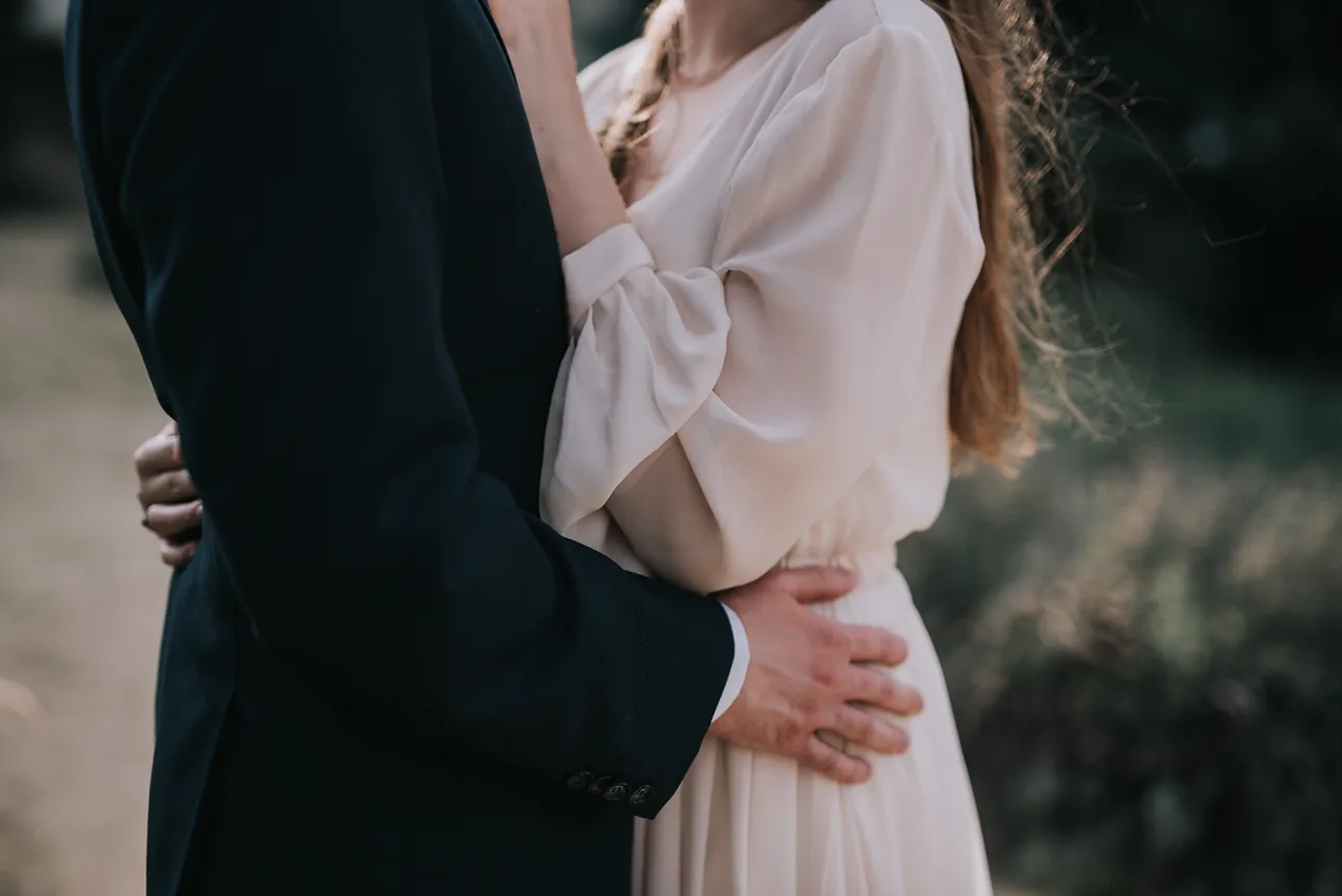 Para młoda przytula się podczas sesji zdjęciowej w Pałacu w Bielawie