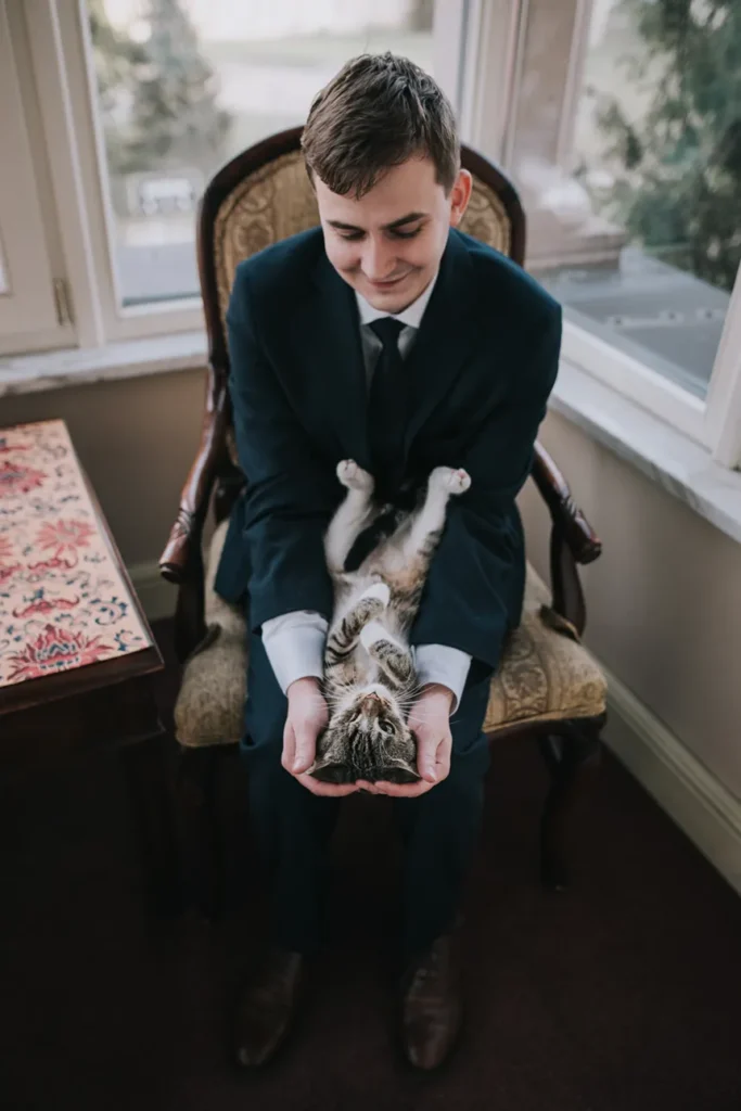 Pan młody głaszcze kotka