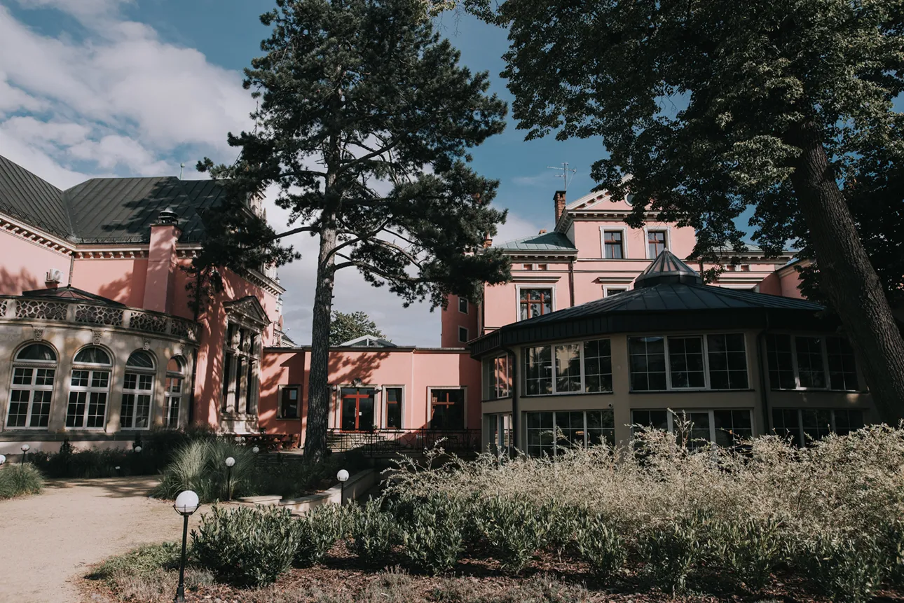 Kadr przedstawiający pałac w Bielawie widziany z ogrodu