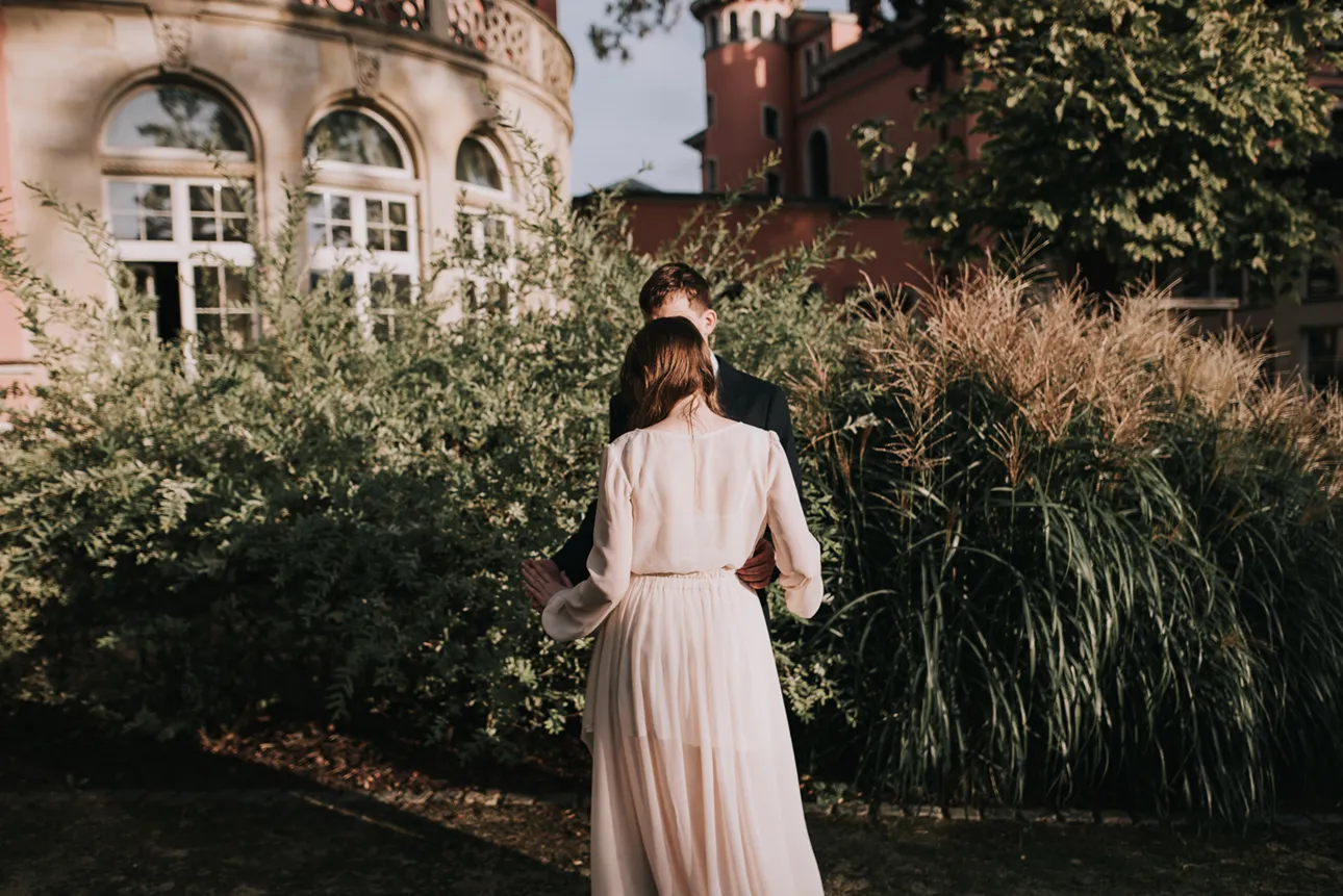 Para młoda w ogrodzie pałacu w Bielawie