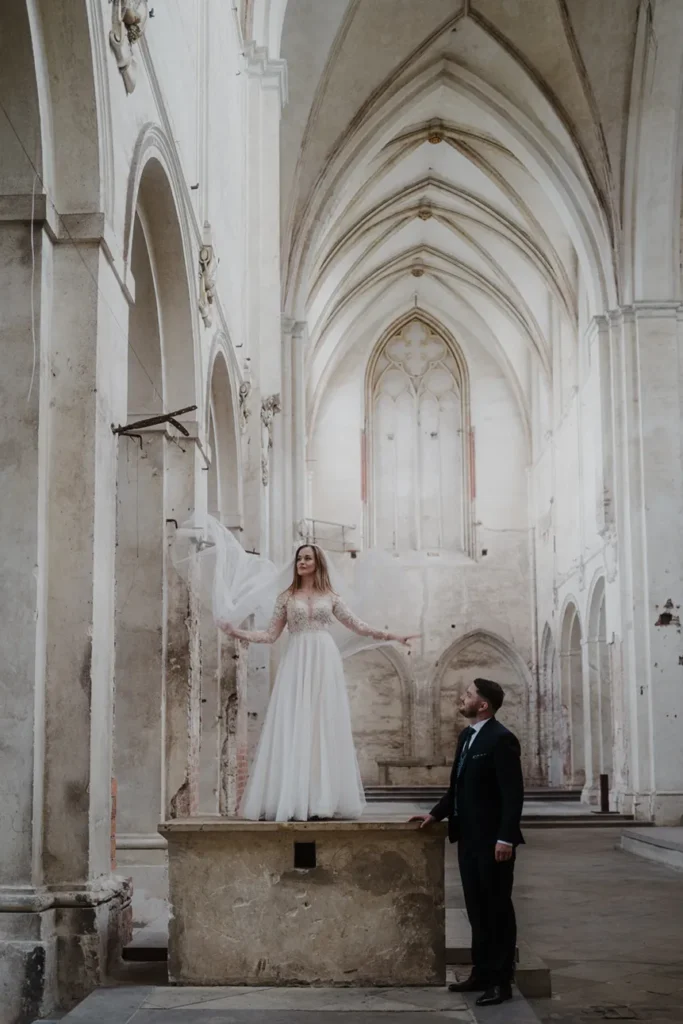 Para młoda uchwycona na szerokim kadrze w Lubiążu