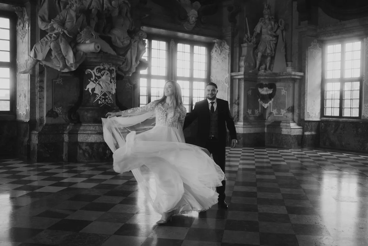 Para młoda tańczy w sali balowej opactwa cystersów w Lubiążu podczas sesji ślubnej