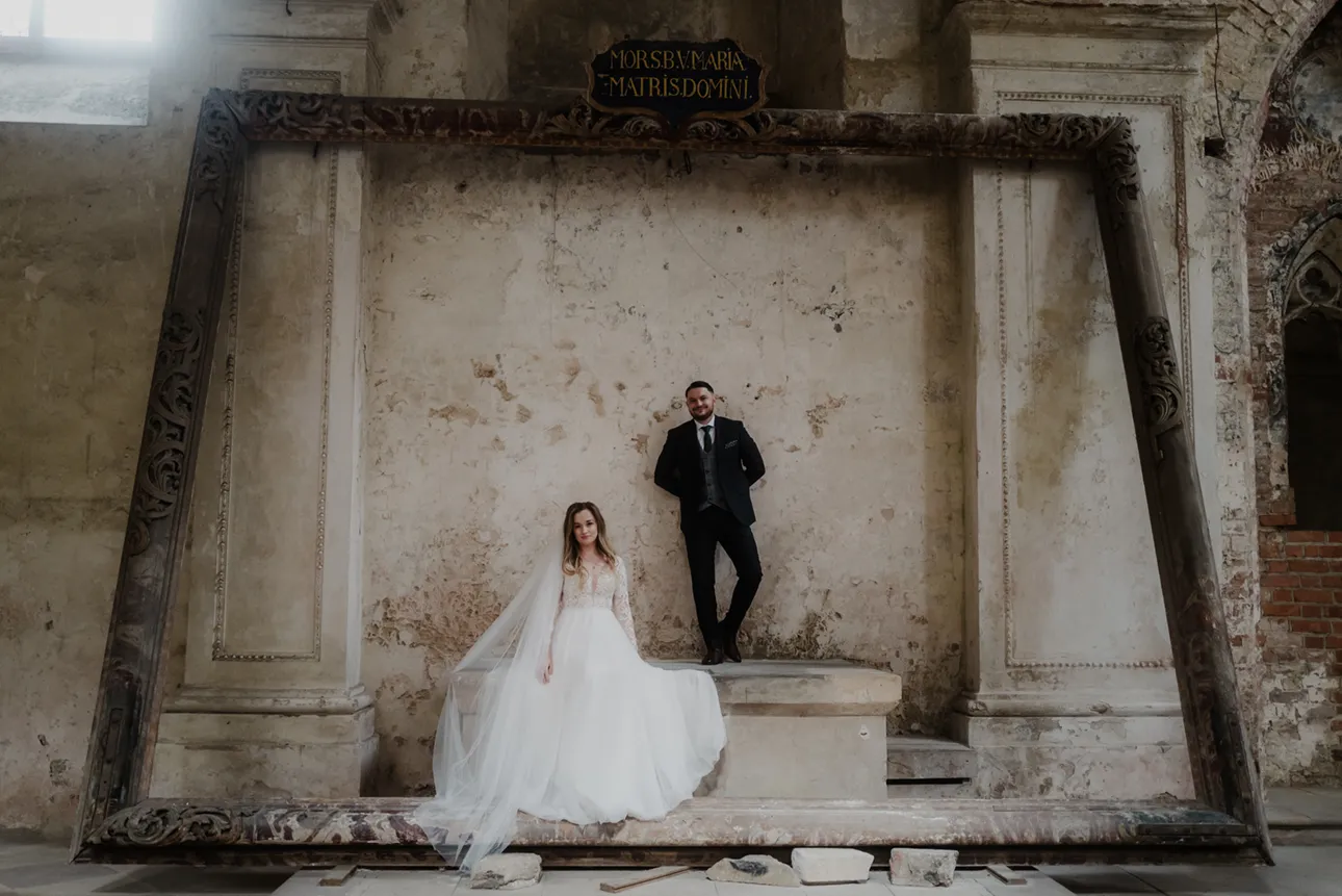 Zdjęcie w ramie pary młodej w opactwie cystersów w Lubiążu wykonane w czasie ślubnej sesji zdjęciowej