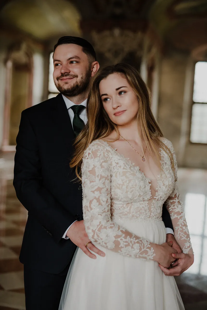 Para młoda pozująca przy oknie w opactwie cystersów w Lubiążu w czasie sesji ślubnej