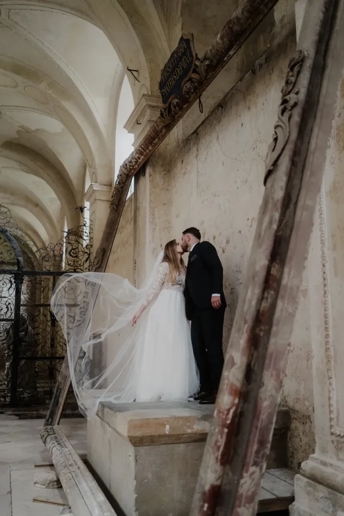 Para młoda całuje się we wnętrzach opactwa cystersów w lubiążu