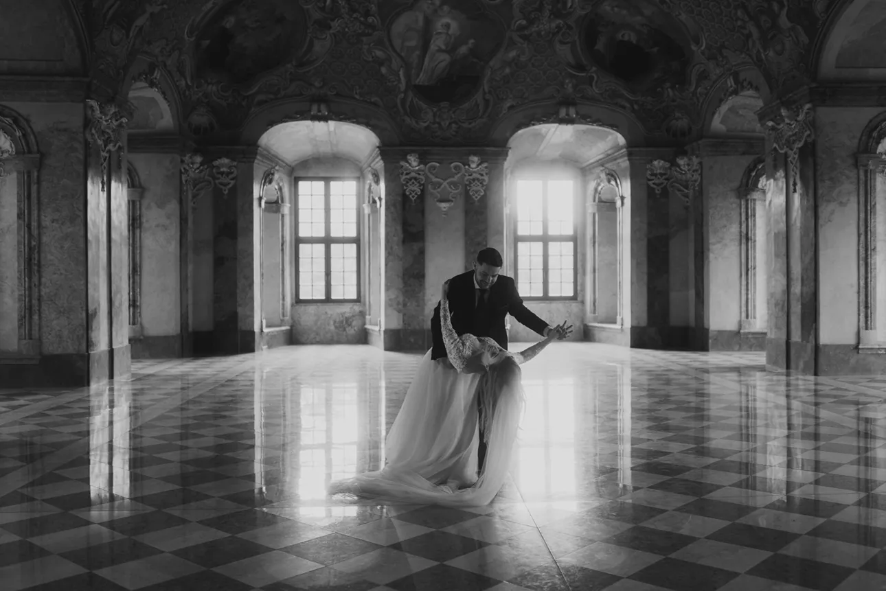 Para młoda w tańcu podczas sesji zdjęciowej wykonanej w Opactwie cystersów w Lubiczu