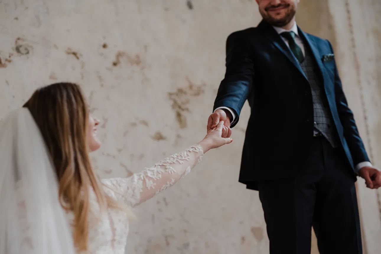 Para młoda podczas sesji zdjęciowej ślubnej w Opactwie Cystersów w Lubiążu