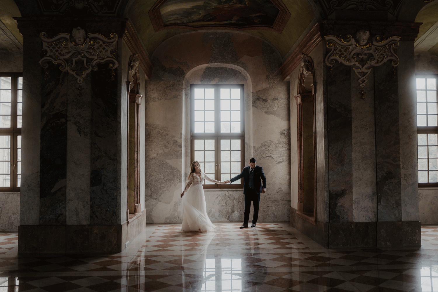 Ruchoma fotografia przedstawiająca parę młodą w opactwie cystersów w lubiązu