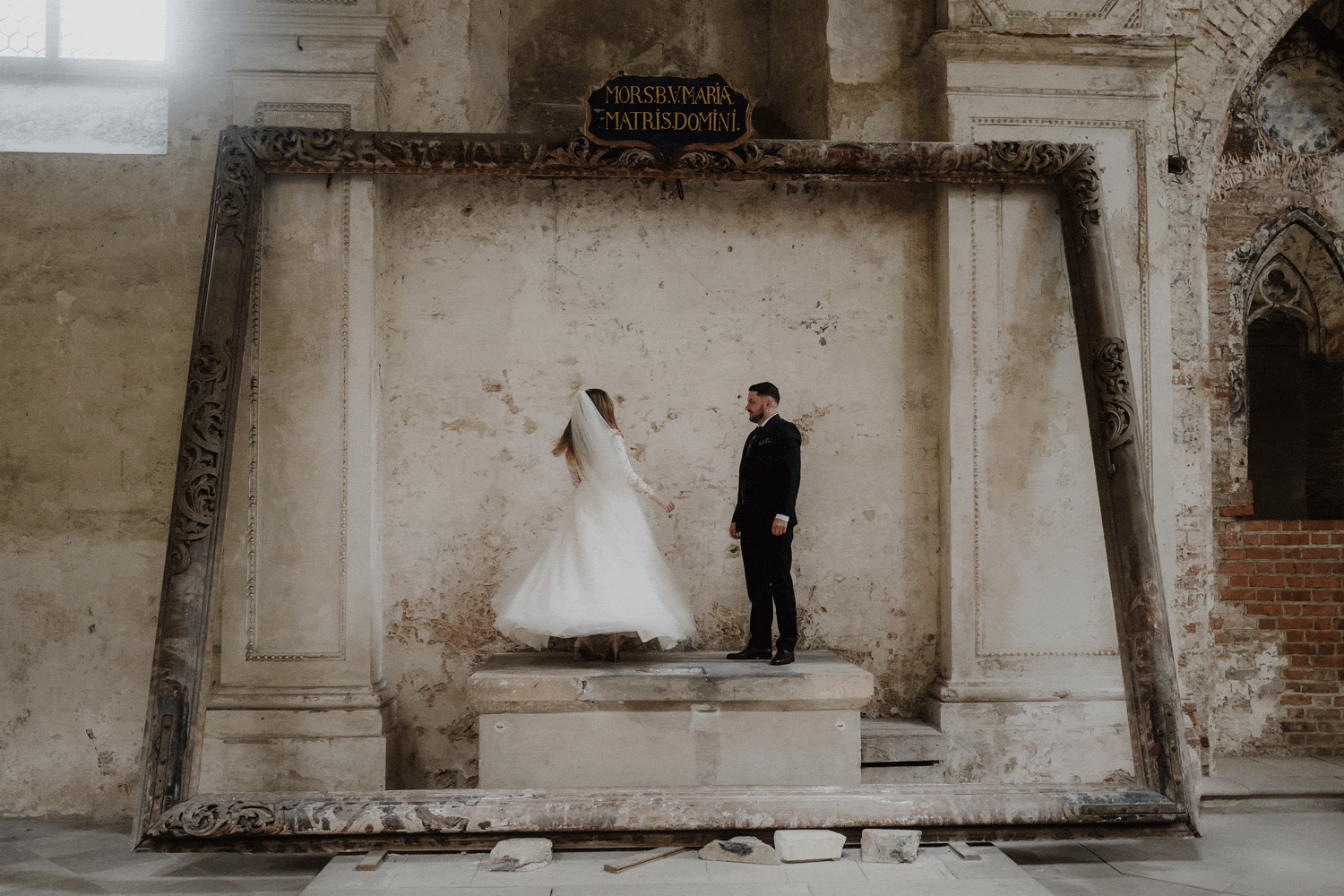 Ruchomy kadr z sesji ślubnej w Opactwie Cystersów w Lubiążu - tańcząca para młoda