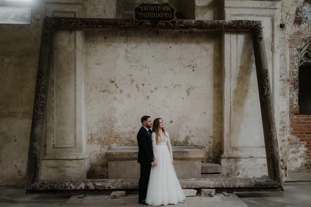 Para młoda pozuje we wnętrzach kościoła w Opactwie Cystersów w Lubiążu
