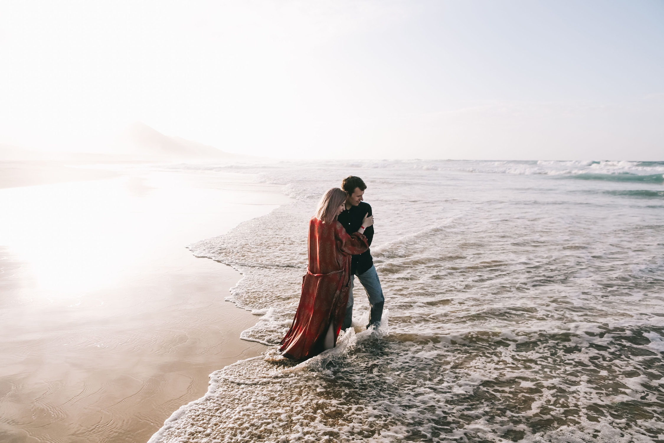Zdjęcie z prywatnego archiwum przedstawiające fotografkę ślubną z Wrocławia Judytę Żelosko z mężem na plaży