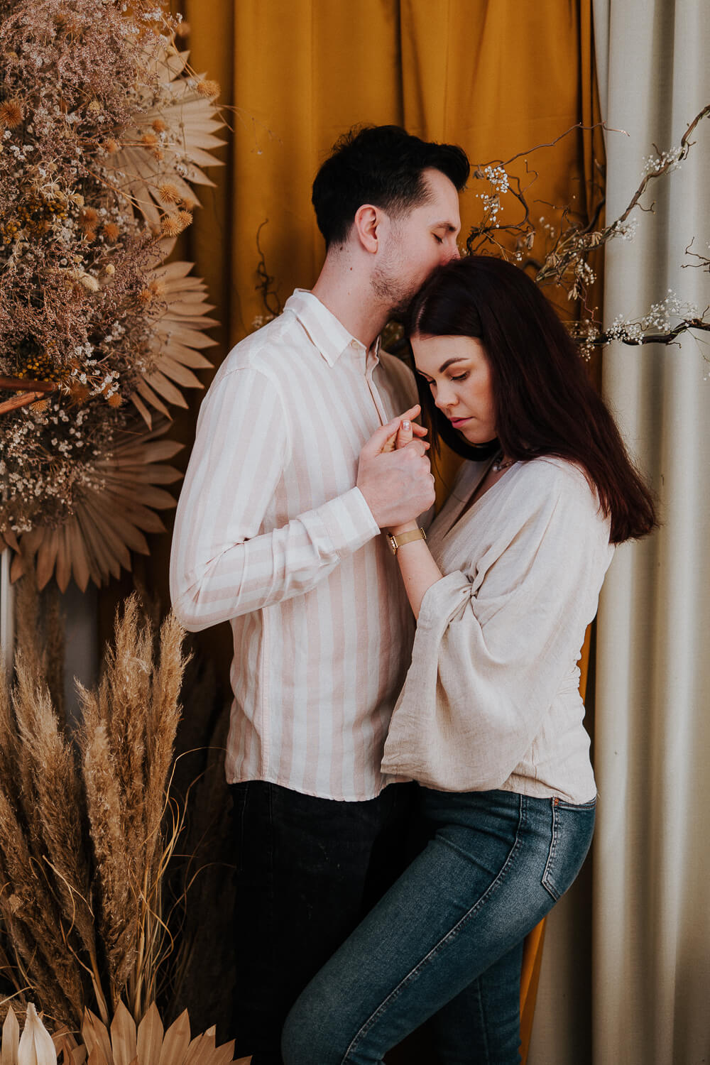 Przykład naturalnej fotografii studyjnej, na której zakochani stoją przytuleni do siebie.