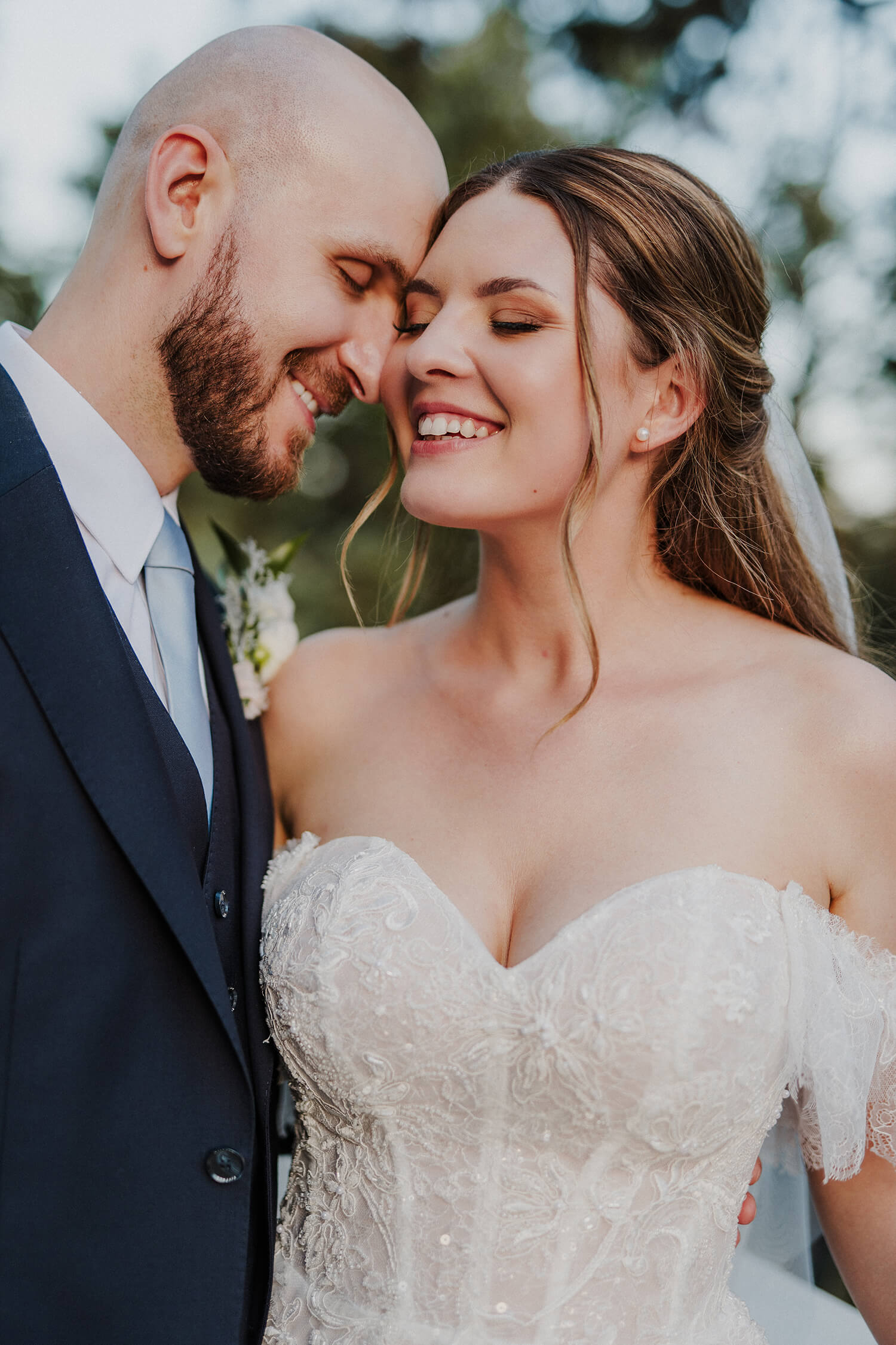 Uchwycona na fotografii para młoda czule się do siebie przytula. Oboje mają przymknięte oczy i lekko się uśmiechają.