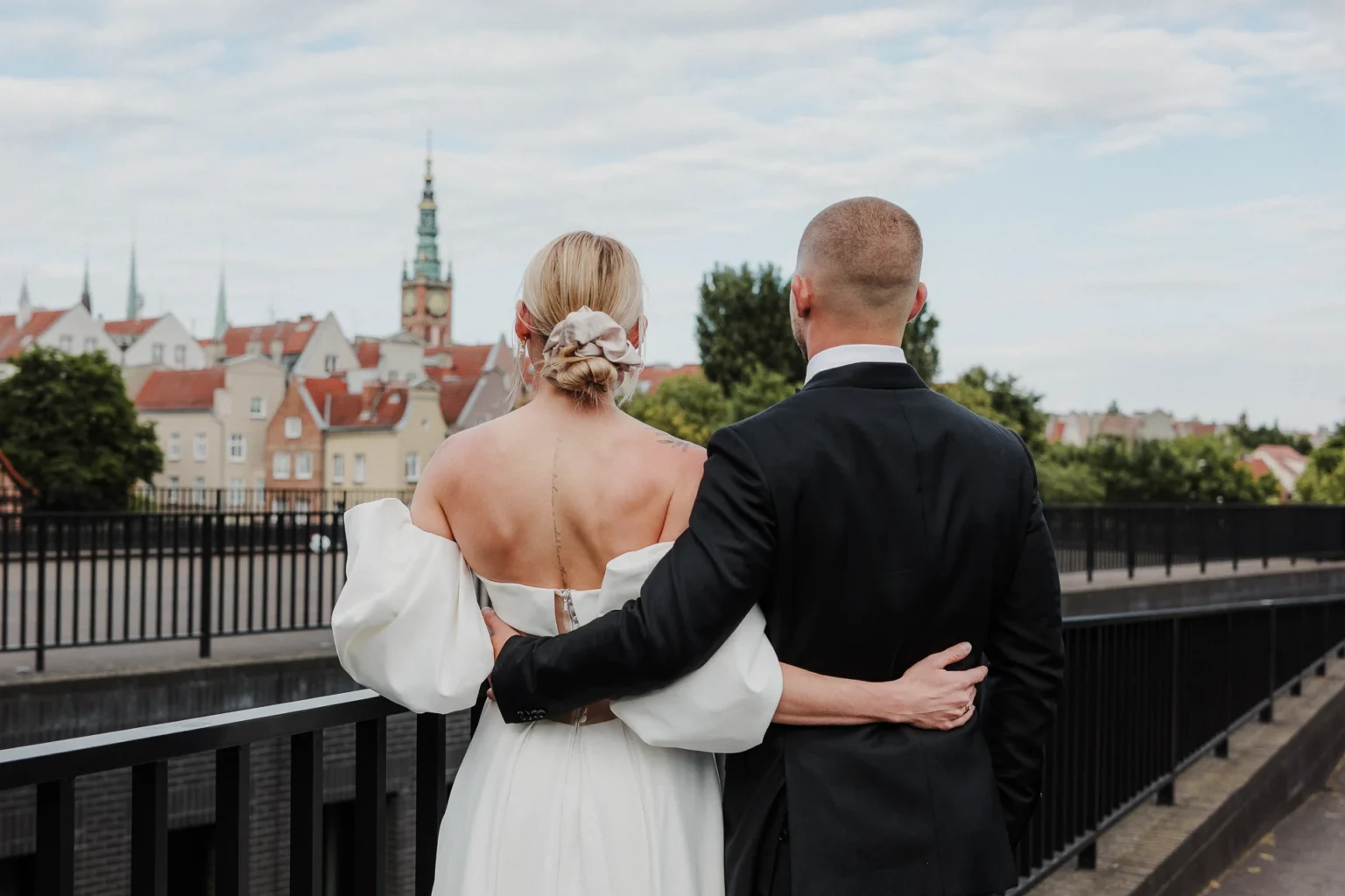 Para młoda stoi przytulona w czasie sesji ślubnej w Gdańsku