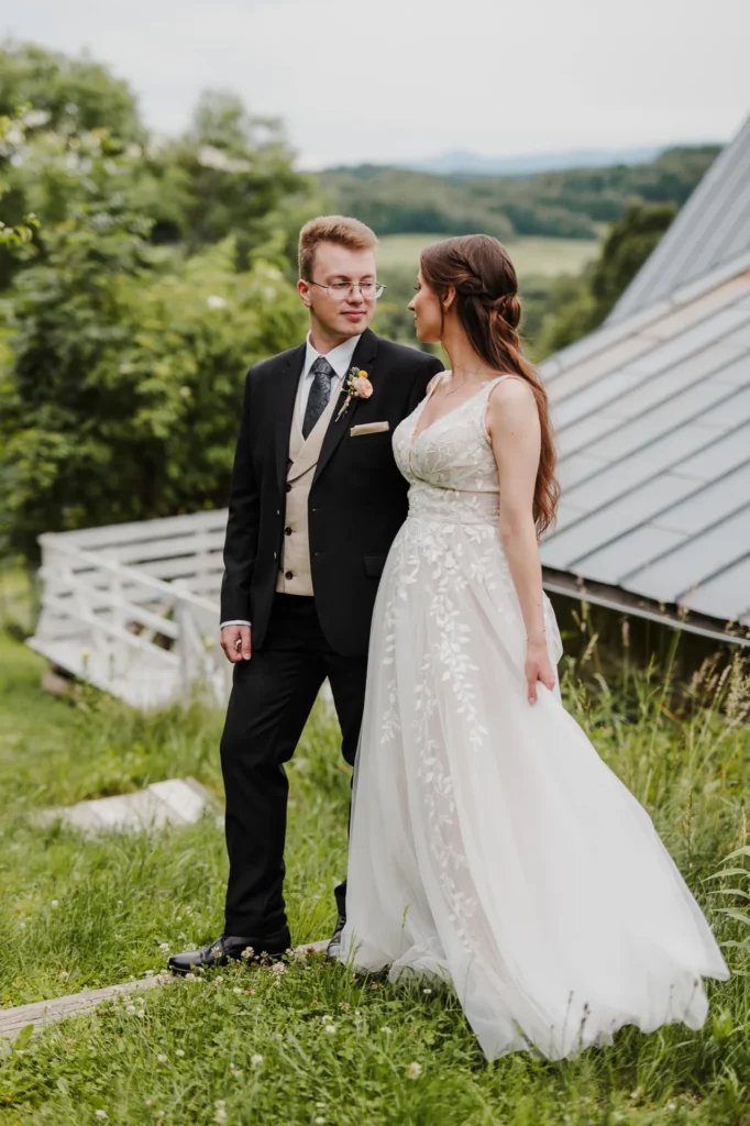 Para młoda patrzy sobie w oczy w czasie krótkiej sesji zdjęciowej w dniu ślubu wykonanej w Polnej Zdrój