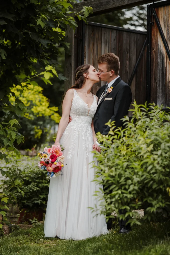 Para młoda całuje się w ogrodzie Polnej Zdrój