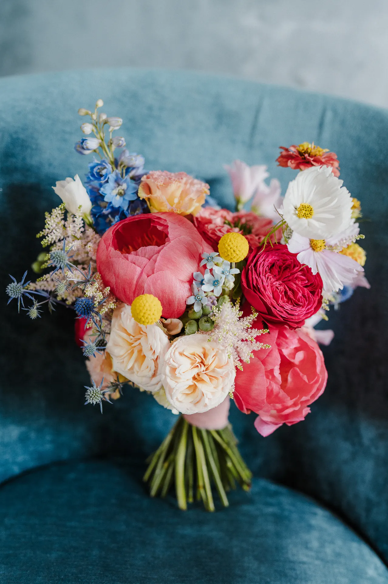 Bukiet panny młodej na niebieskim tle, uchwycony w czasie przygotowań do przyjęcia weselnegho w Polnej Zdrój