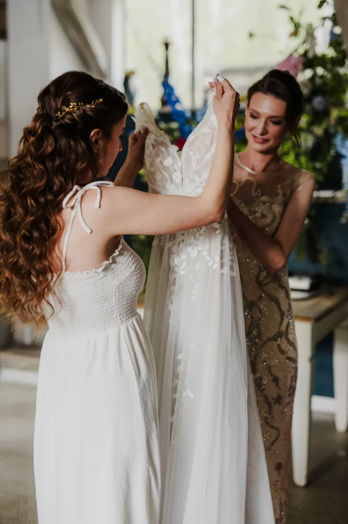 Kadr przedstawiający przygotowania panny młodej we wnętrzach Polnej Zdrój przed przyjęciem weselnym