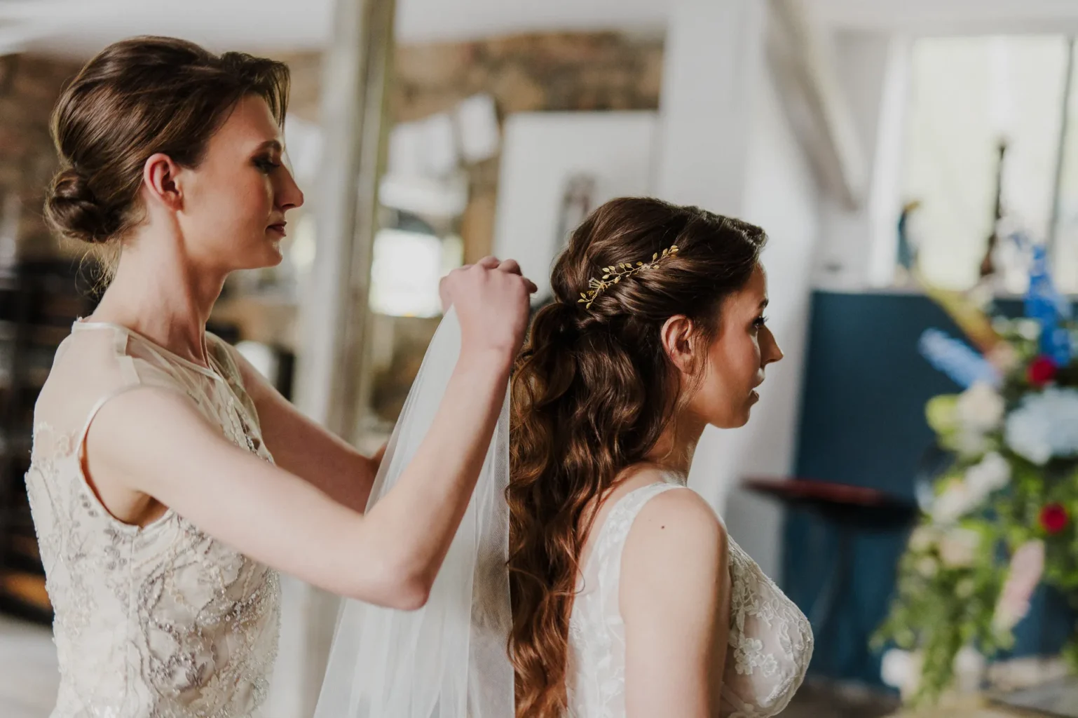 Świadkowa wpina welon pannie młodej we wnętrzach Polnej Zdrój