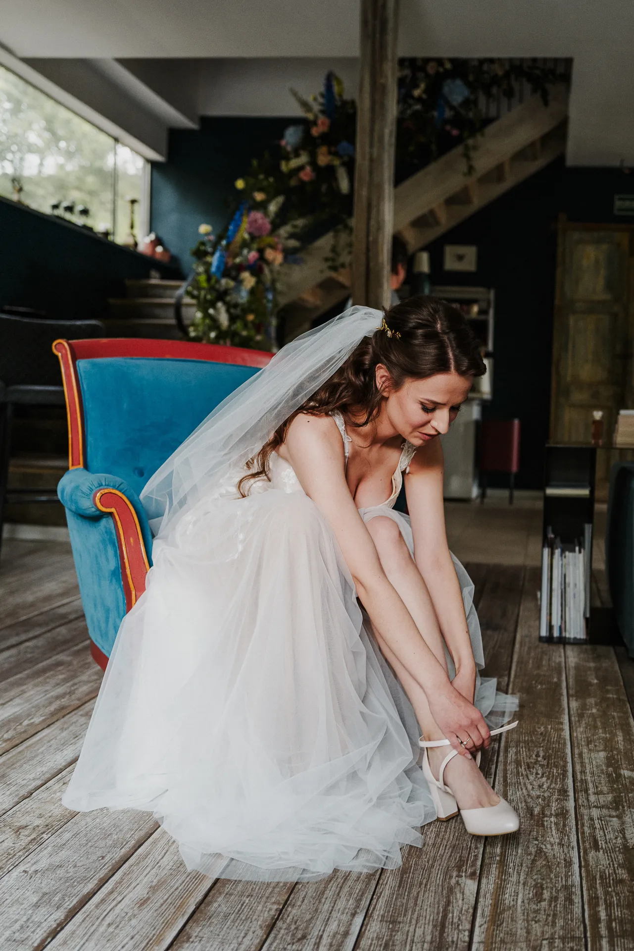 Panna młoda przygotowuje się do przyjęcia w stylu slow wedding w Polnej Zdrój