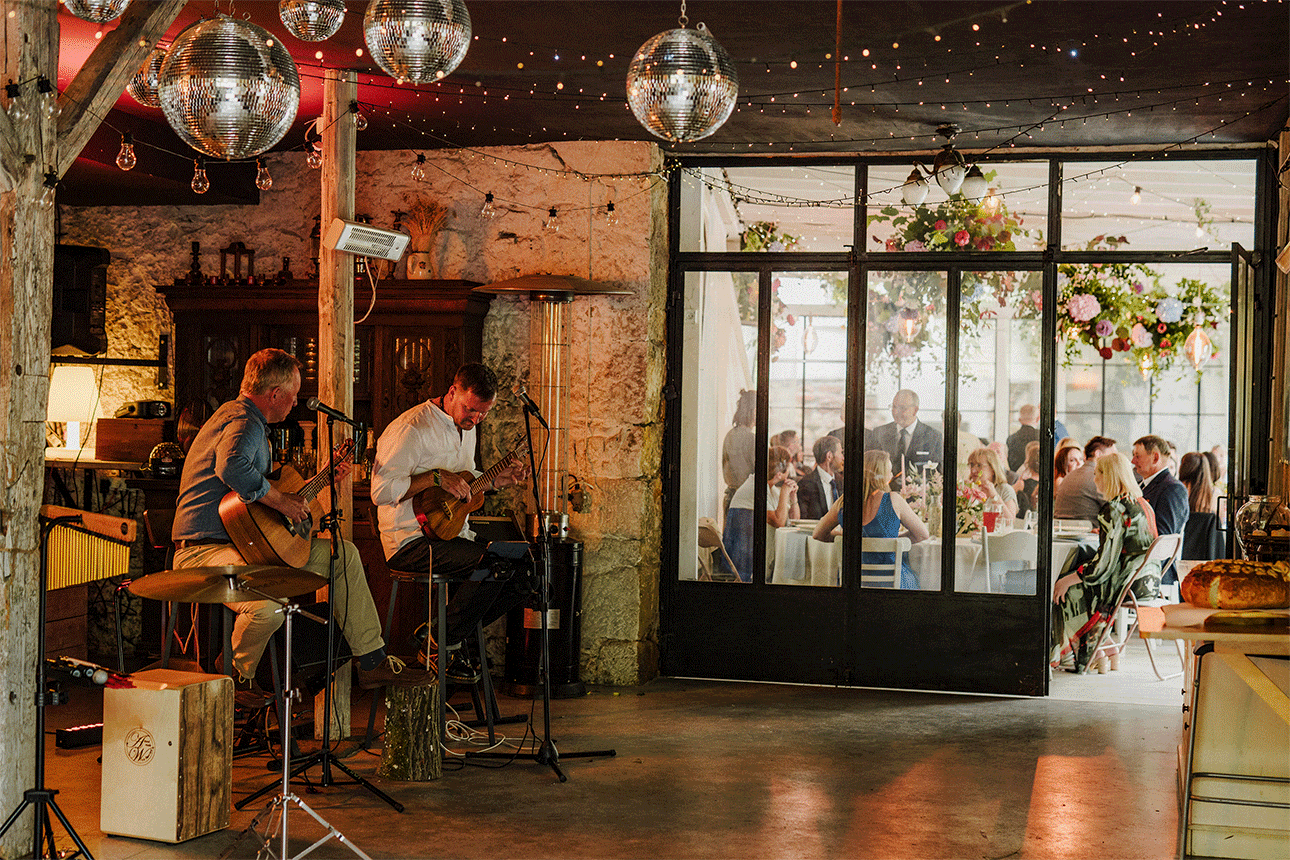 Gif przedstawiający zespół grający w czasie przyjęcia weselnego w Polnej Zdrój