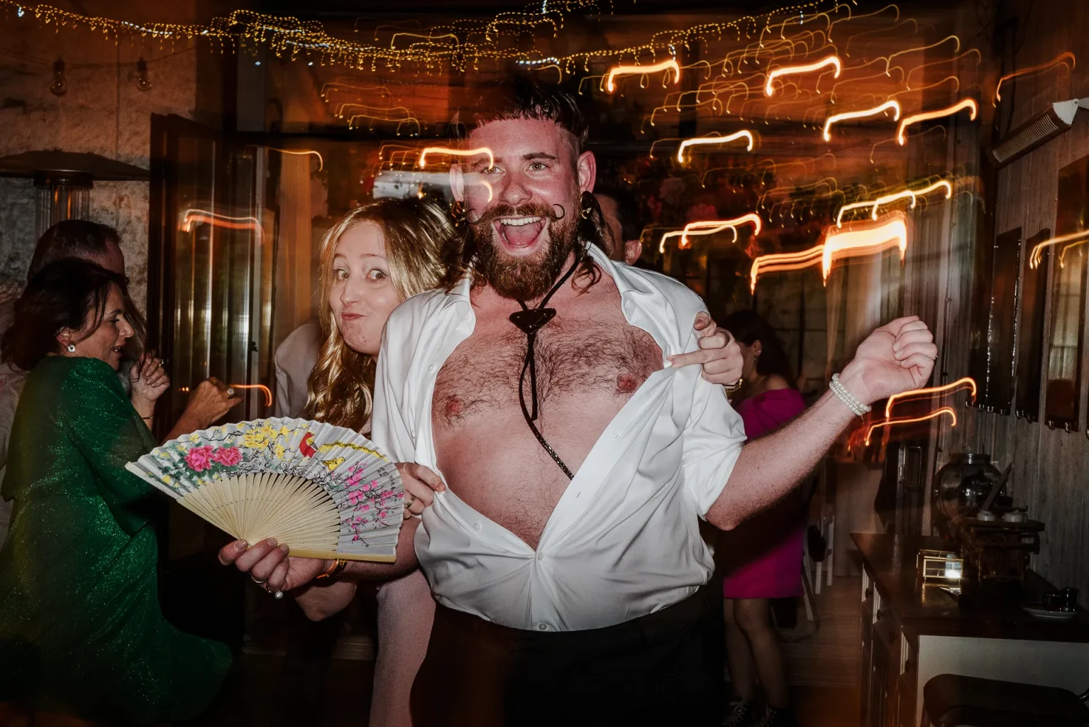 Goście weselni bawiący się na parkiecie w czasie wesela w Polnej Zdrój