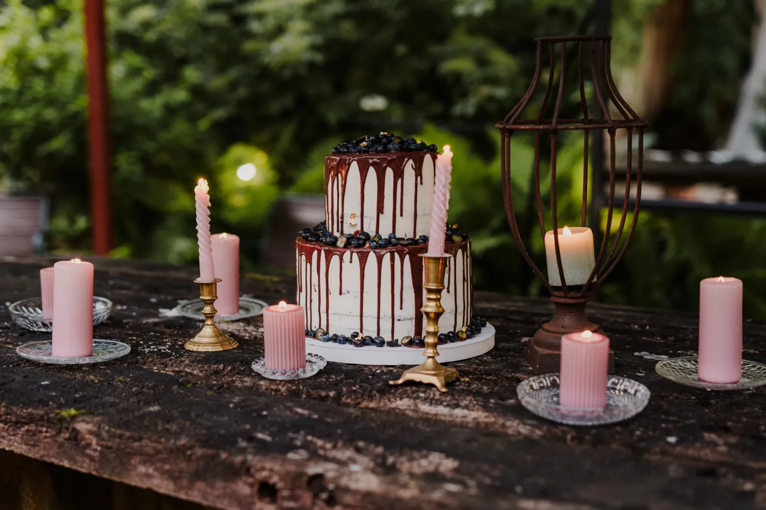 Ślubny tort podany w ogrodzie Polnej Zdrój