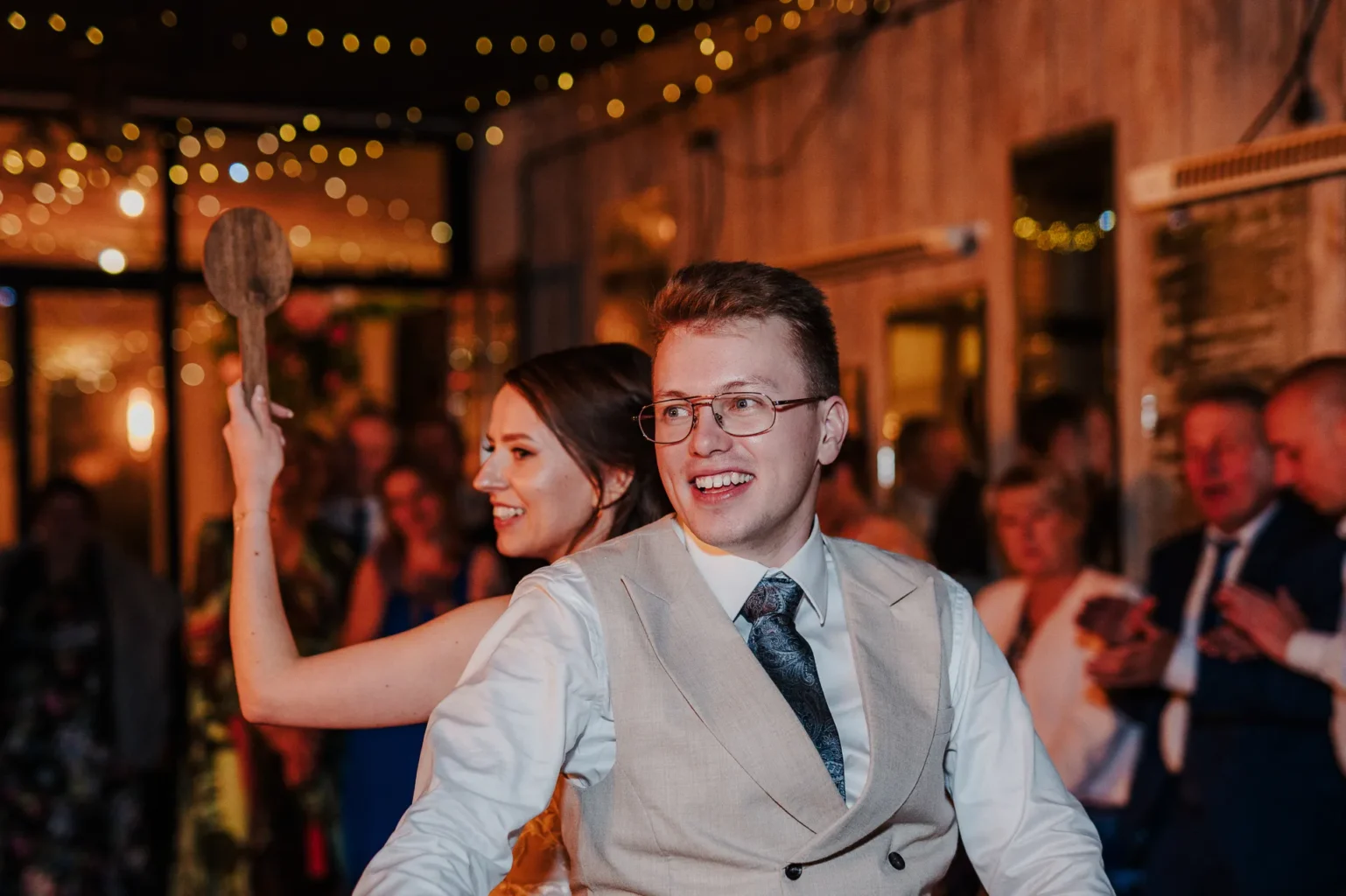 Pan młody uśmiecha się podczas testu zgodności w czasie przyjęcia weselnego w Polnej Zdrój