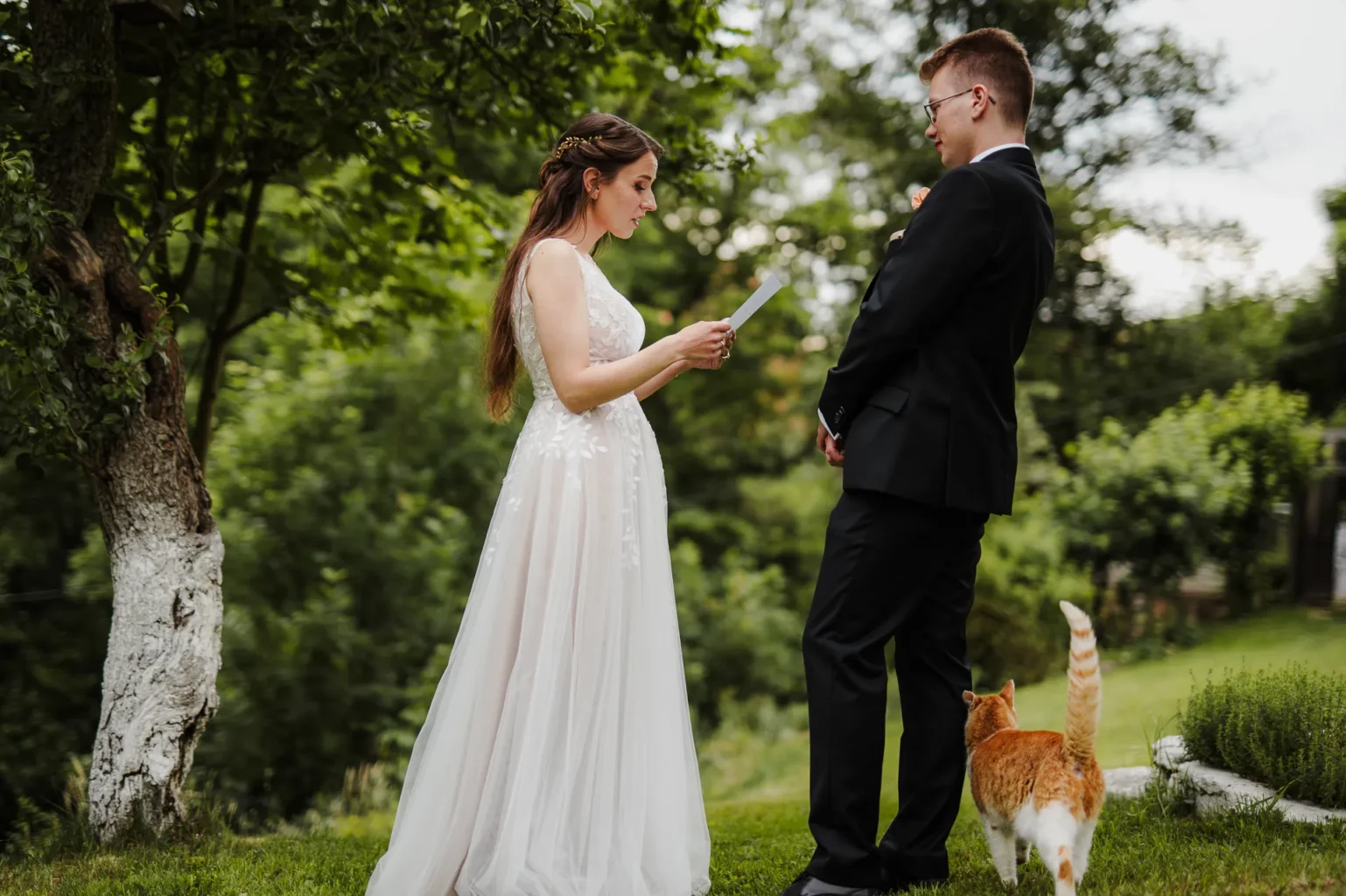 Para młoda czyta napisane do siebie listy w czasie wesela w Polnej Zdrój