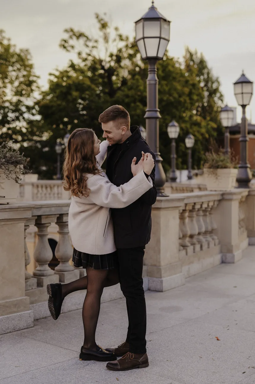 Para narzeczonych tańczy na tle latarnii zdobiących Bastioon Sakwowy we Wrocławiu