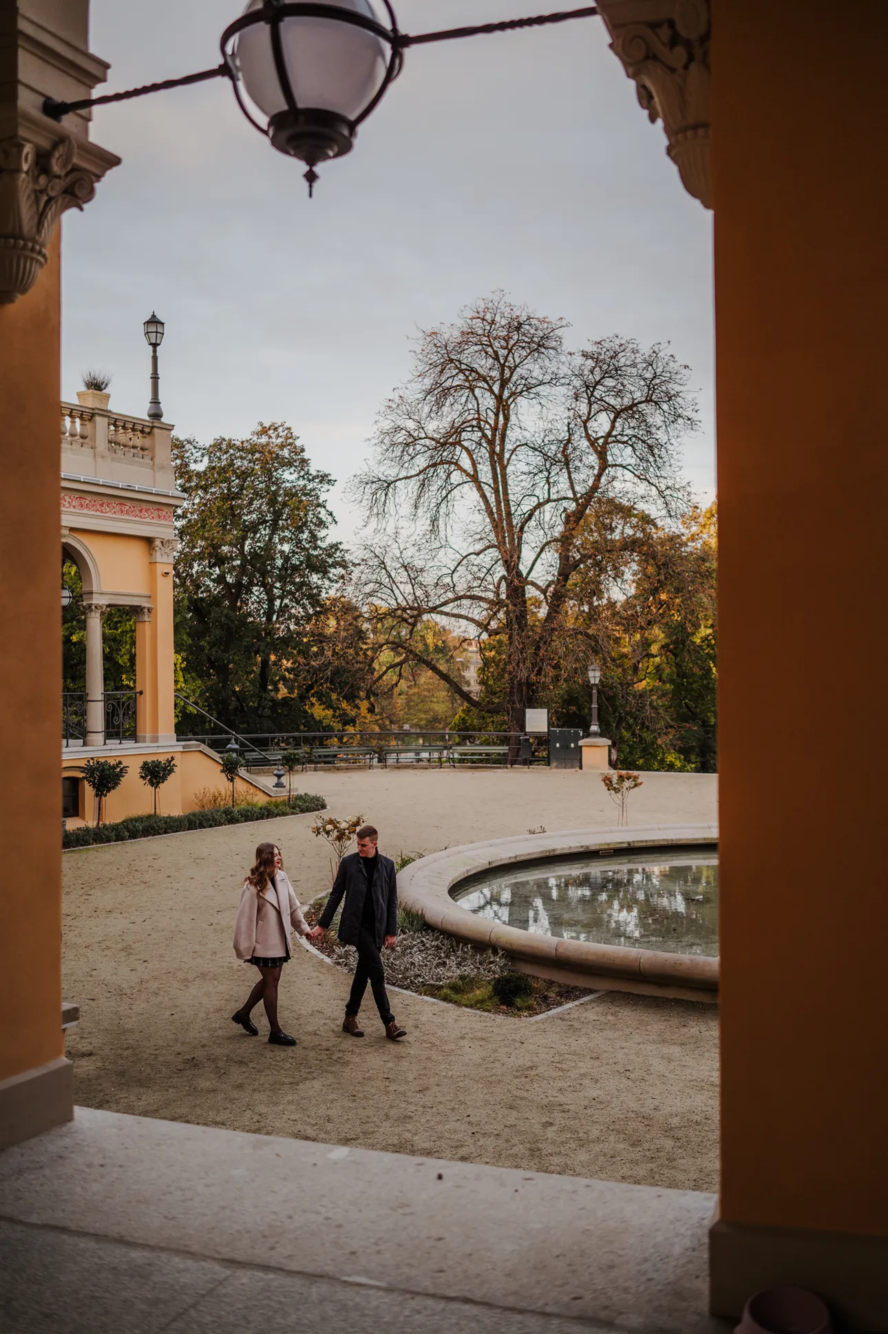 Para narzeczonych spaceruje po terenie Bastionu Sakwowego we Wrocławiu w czasie sesji narzeczeńskiej