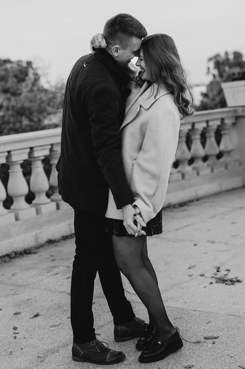 Uśmiechnięci zakochani pozują na tle Bastionu Sakwowego we Wrocławiu w czasie sesji narzeczeńskiej we Wrocławiu