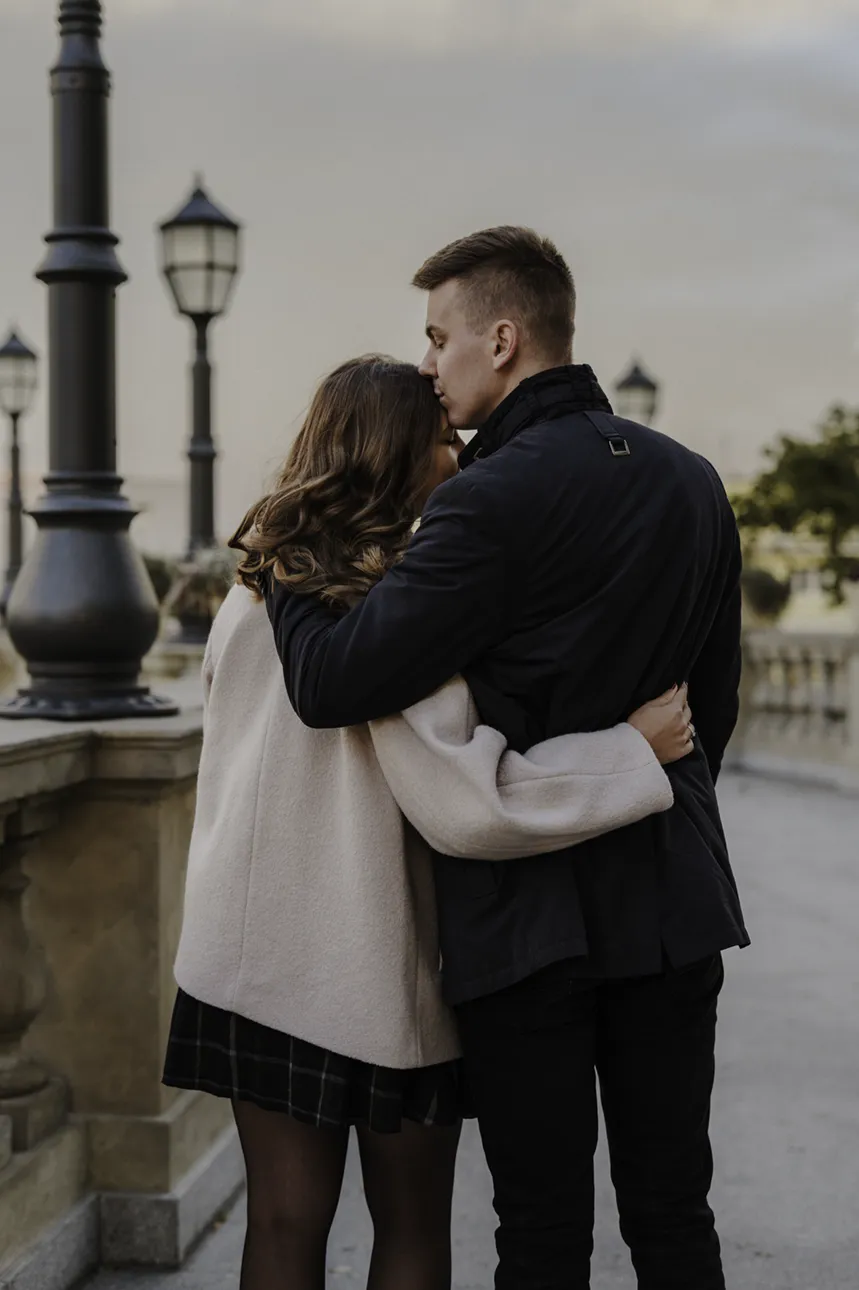 Narzeczony całuje narzeczoną w czoło w czasie sesji zdjęciowej w Bastionie Sakwowym we Wrocławiu