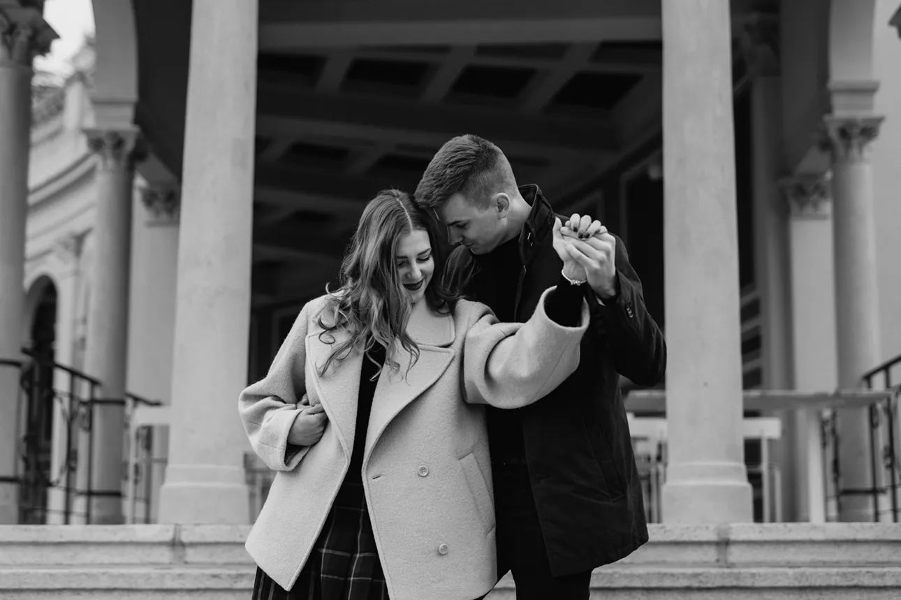 Para zakochanych przytula się do siebie w czasie sesji narzeczeńskiej w Bastionie Sakwowym we Wrocławiu