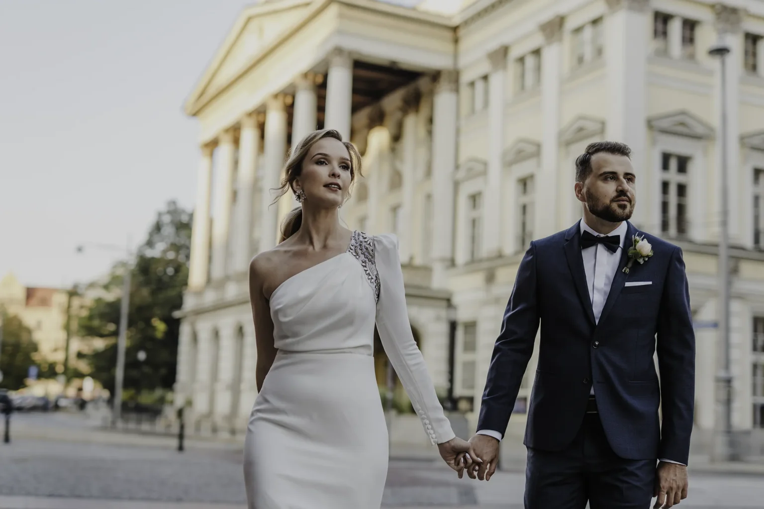 Para młoda spaceruje trzymając się za ręce podczas sesji zdjęciowej we Wrocławiu