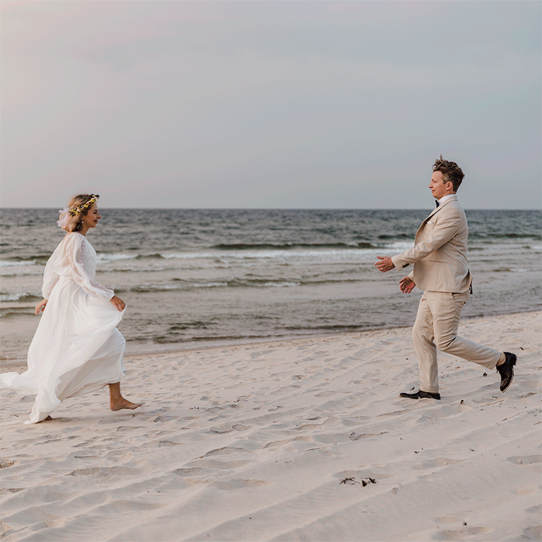 Gif przedstawiający biegnącą w swoim kierunku parę młodą, która następnie wpada sobie w ramiona