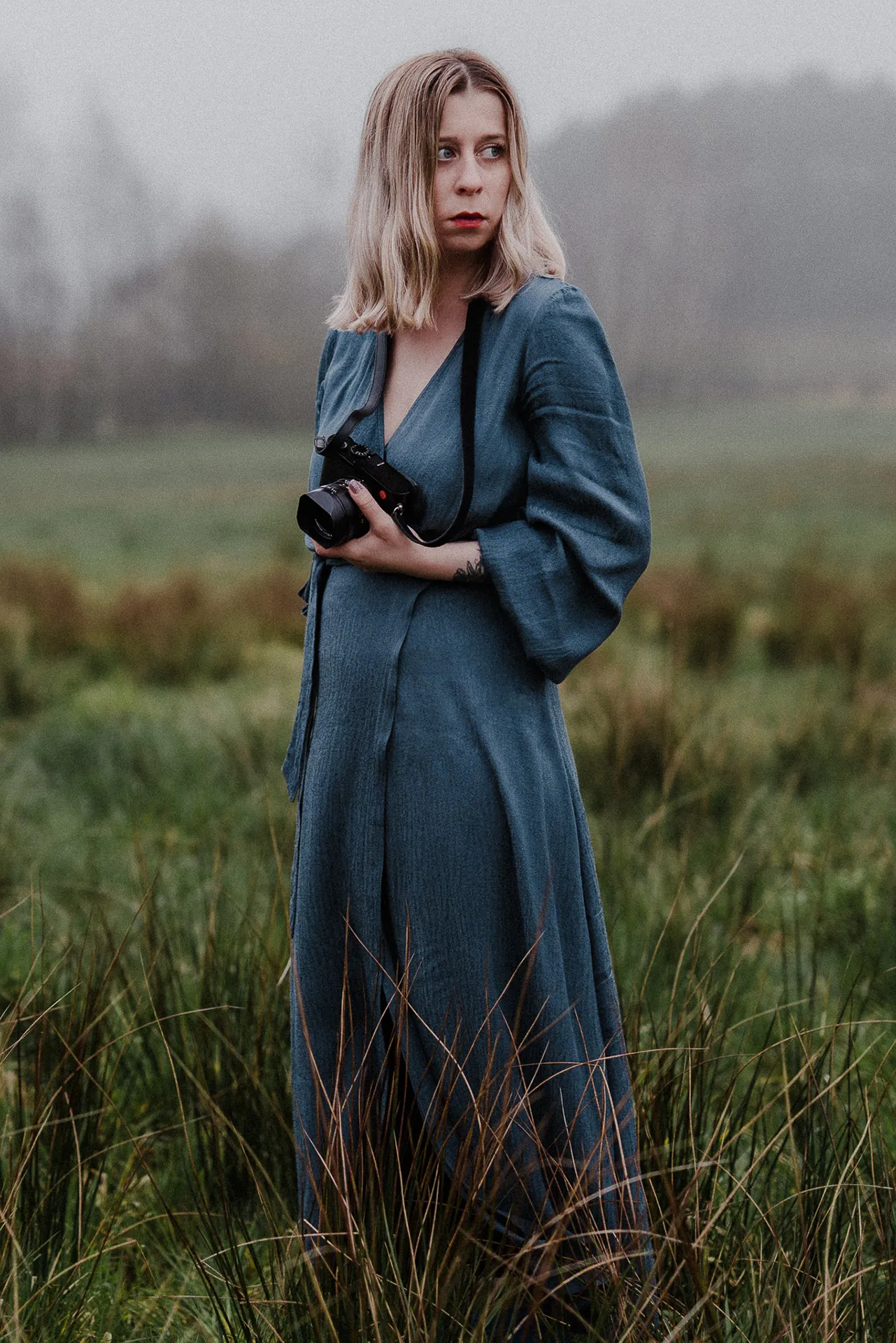 Autoportret wykonany na łące fotografki zajmującej się naturalną fotografią ślubną.