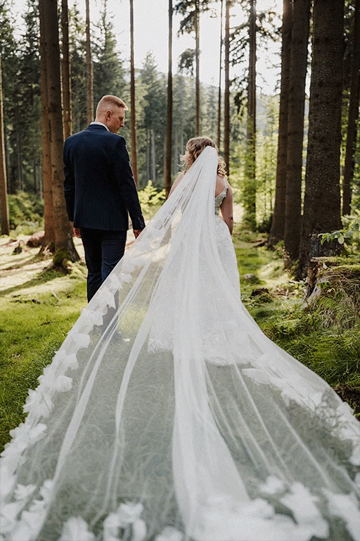 Gif przedstawiający parę młodą spacerująca w lesie podczas naturalnej sesji zdjęciowej we Wrocławiu