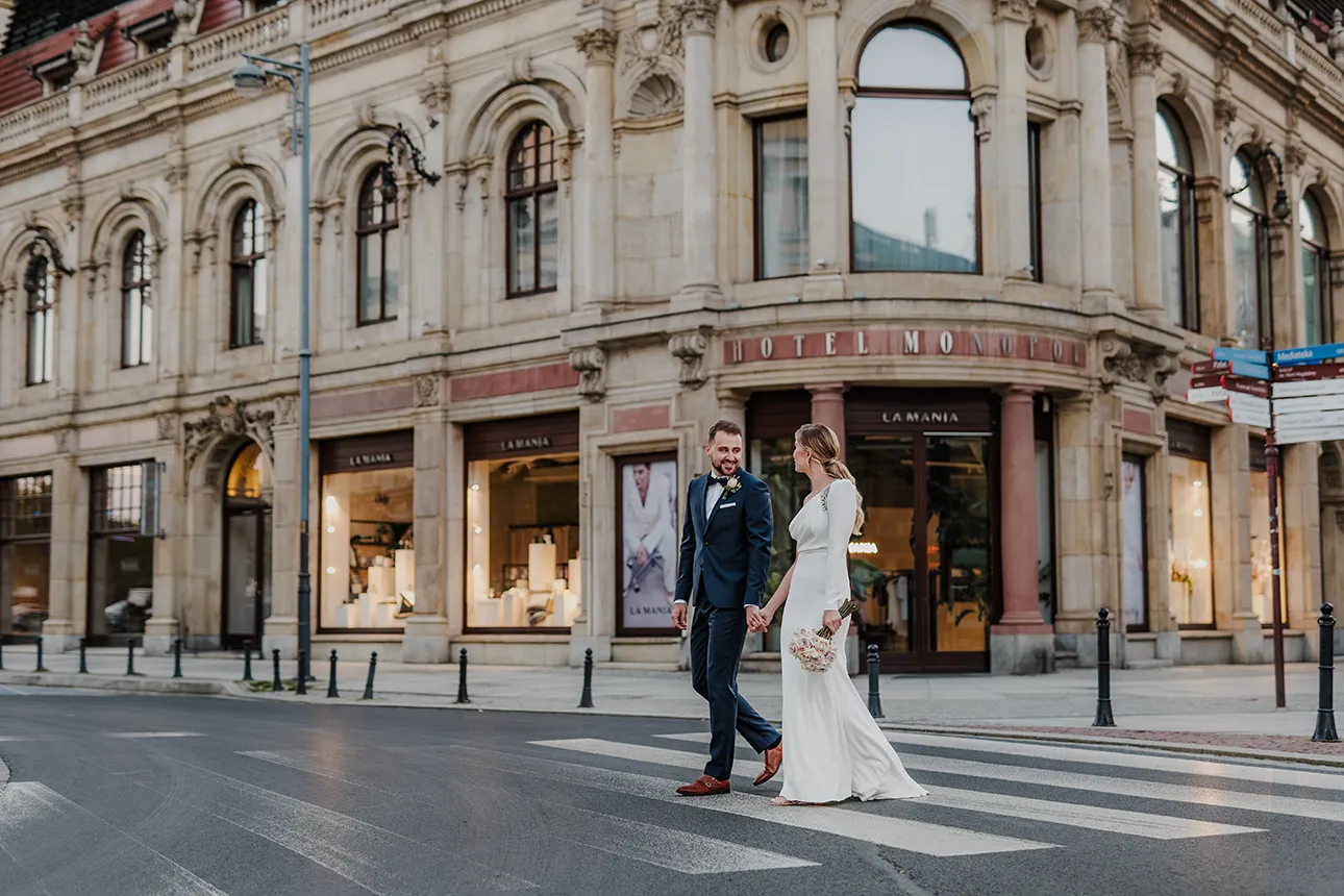 Para młoda spaceruje w czasie sesji ślubnej we Wrocławiu