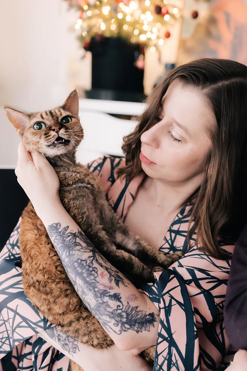 Portret fotografki z Wrocławia specjalizującej się w fotografii ślubnej bez pozowania, na którym uchwycona została z kotem