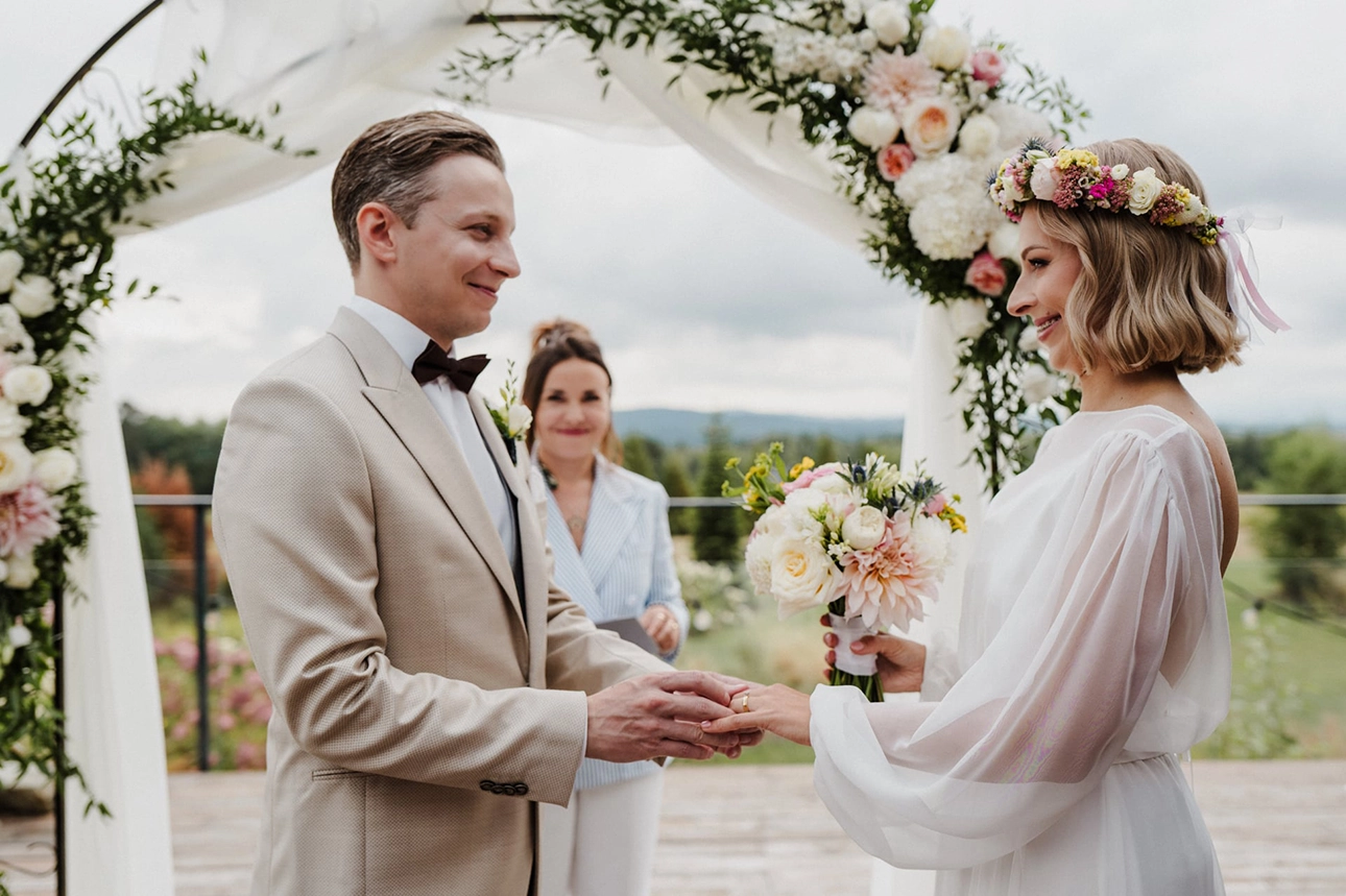 Para młoda, która zdecydowała się na moją ofertę fotografii ślubnej uchwycona w czasie składania sobie przysięgi ślubnej