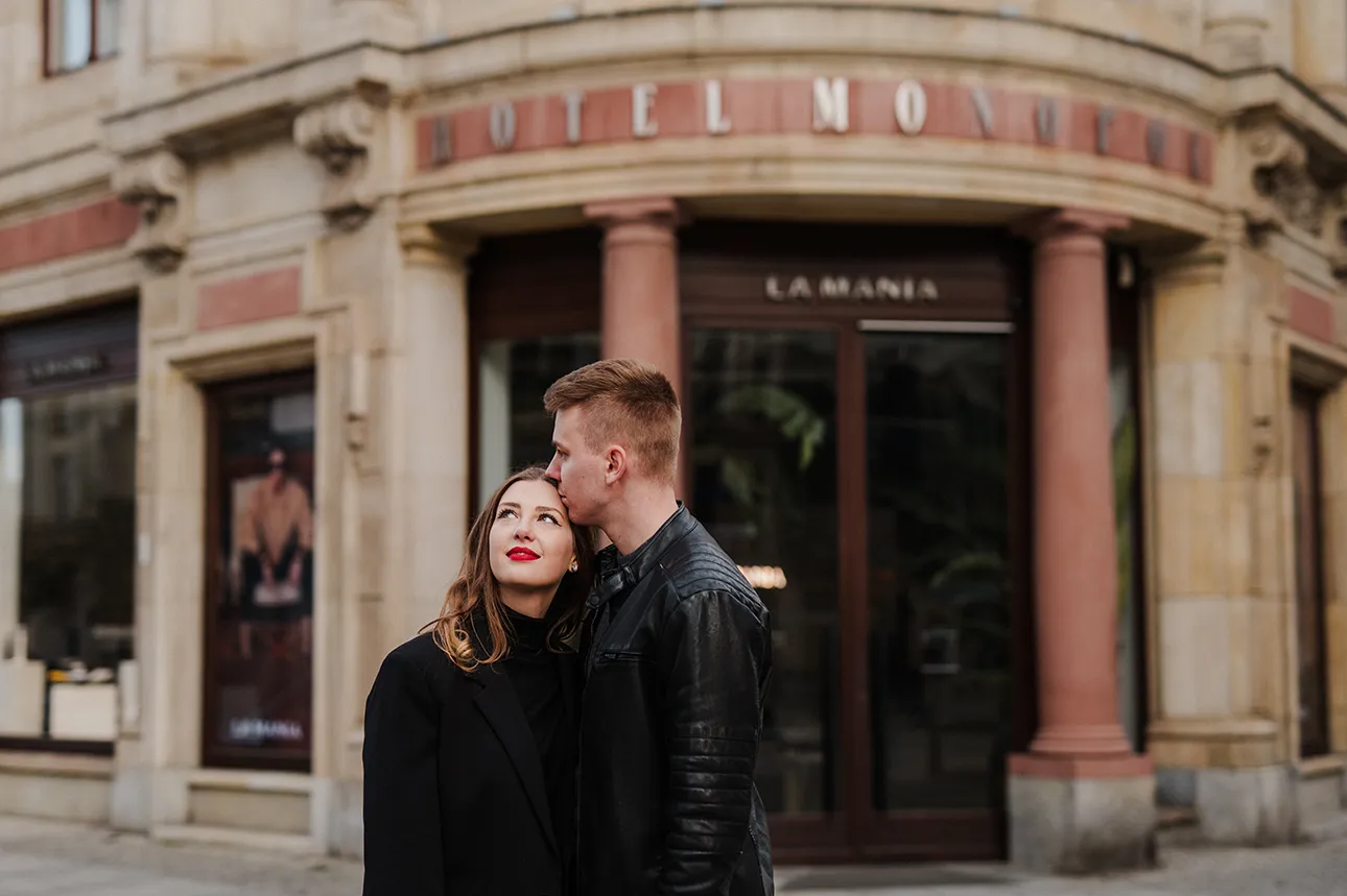 Para zakochanych pozuje w czasie sesji ślubnej we Wrocławiu.