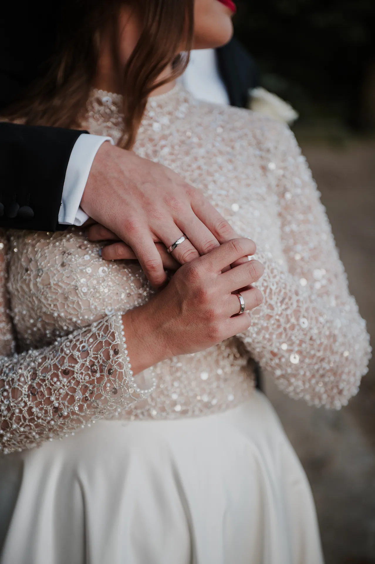 Przykładowy kadr, jaki oddaję moim klientom w ramach oferty fotografii ślubnej, przedstawiający zbliżenie na dłonie pary młodej