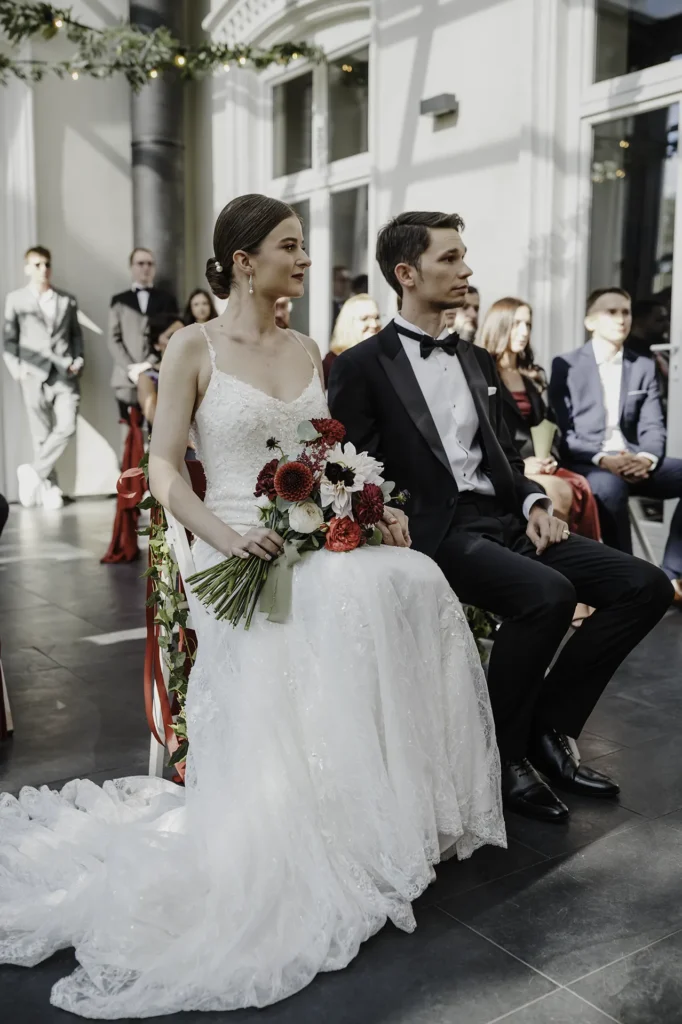 Para młoda w czasie eleganckiego przyjęcia ślubnego